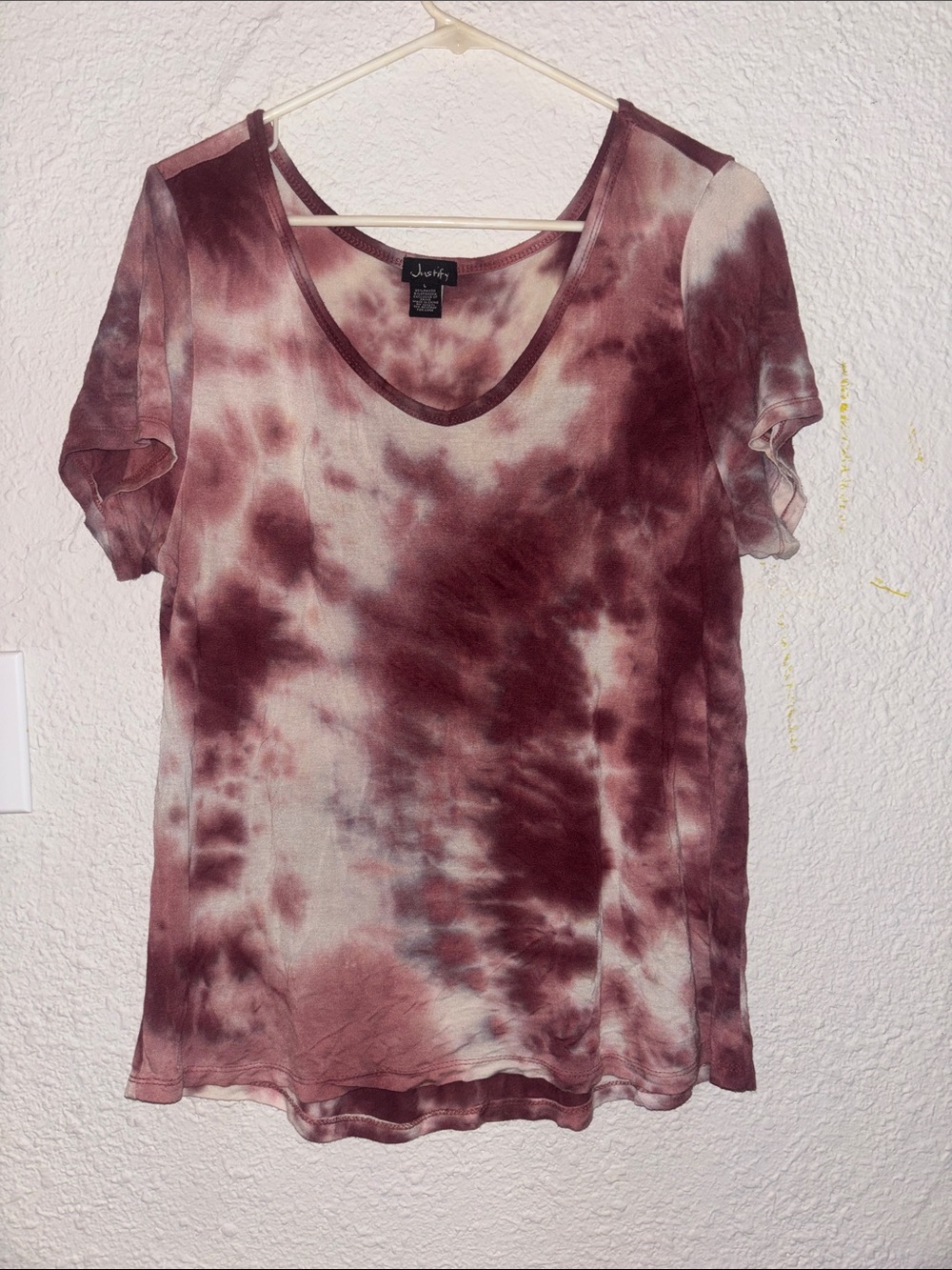 💋Justify Women's Short Sleeve 💋V-Neck Tie-Dye Tee - Burgundy & Cream